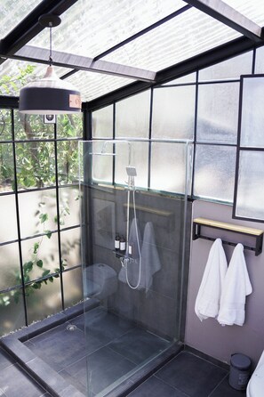 Deluxe Room, Resort View | Bathroom | Free toiletries, toilet paper - Brisas del Campo Glamping (Zelaya)