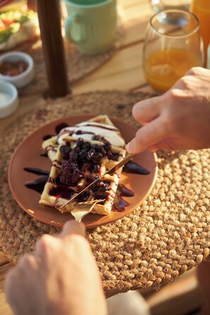 Bao gồm bữa sáng đầy đủ hàng ngày