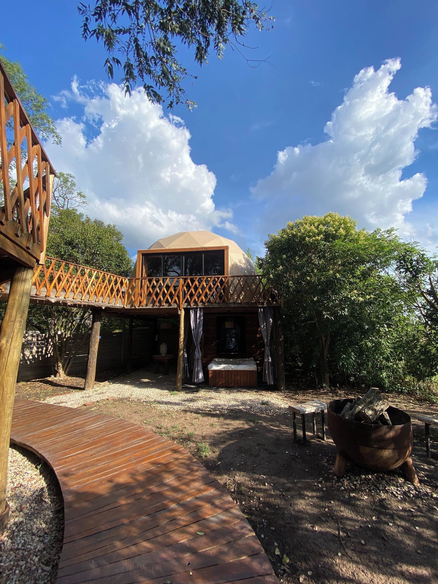 Ropa de cama de alta calidad, cubrecamas y minibar 