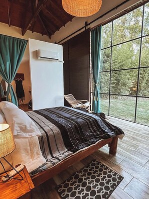 Ropa de cama de alta calidad, cubrecamas y minibar 