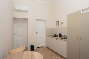 Studio – city | Eget tekjøkken | Kjøleskap, mikrobølgeovn, kokeplater og kaffetrakter/tekoker