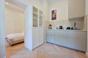 City-Studio | Eigene Kochnische | Kühlschrank, Mikrowelle, Herdplatte, Wasserkocher mit Kaffee-/Teezubehör