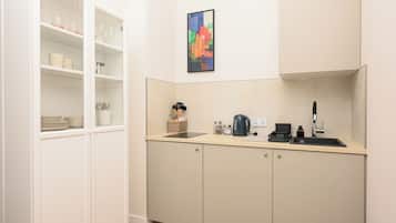 Refrigerador, microondas, placa de cocina, cafetera/tetera