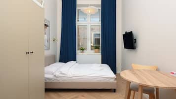 Tabla de planchar con plancha, wifi gratis y ropa de cama