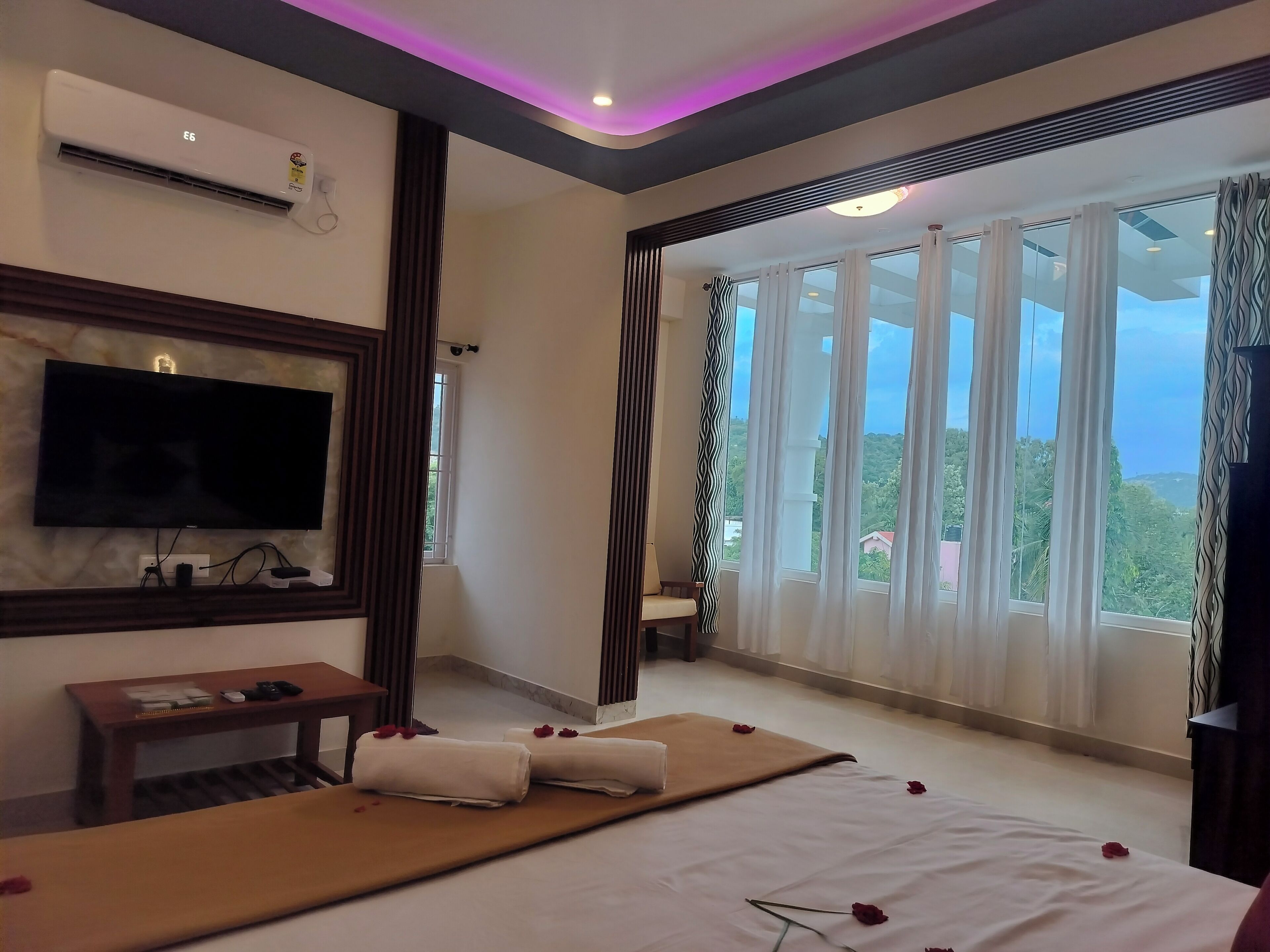 Luxury Room, Pool View | Desk, iron/ironing board, free WiFi, bed sheets