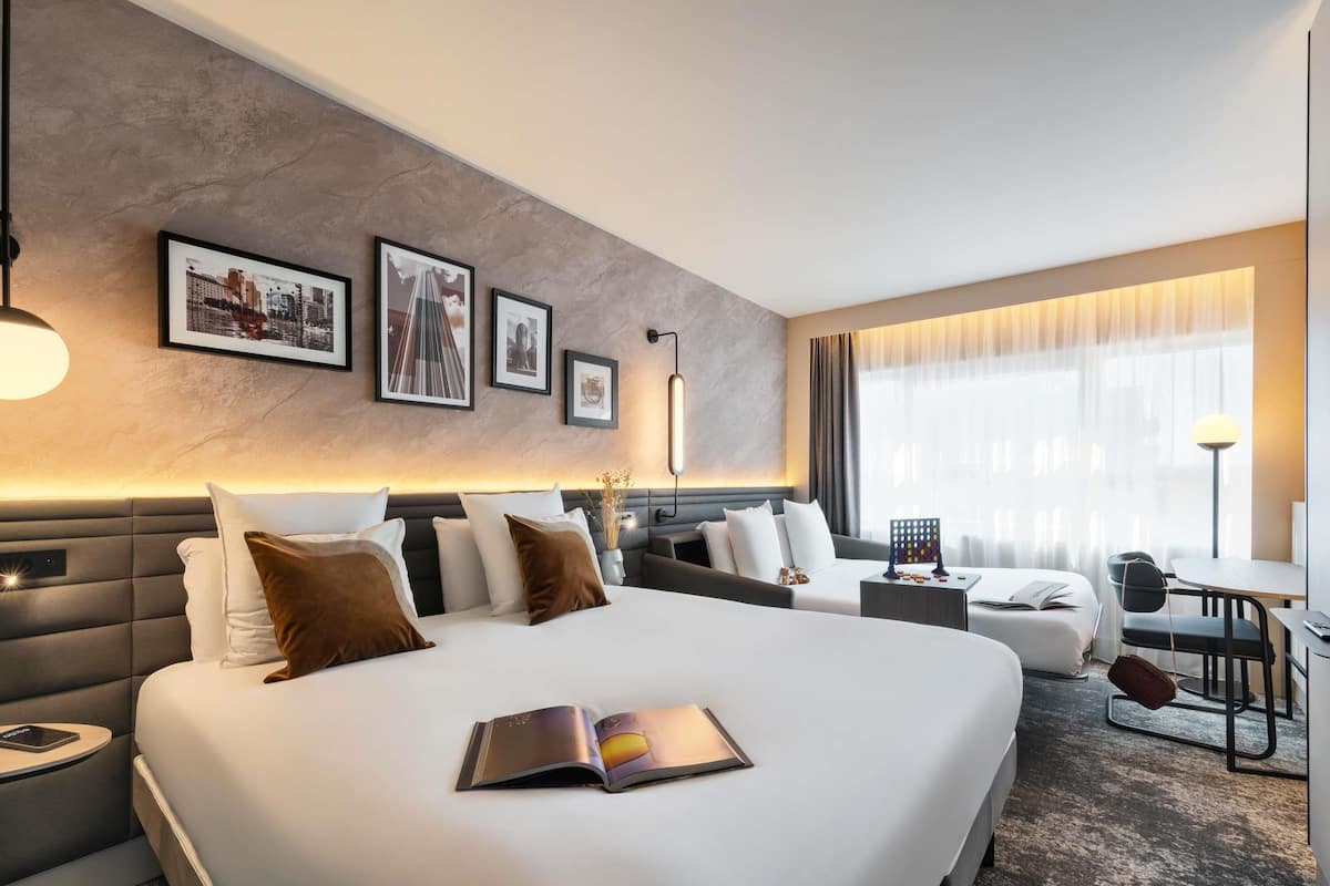 Chambre exécutive, 1 trÚs grand lit et 1 canapé-lit