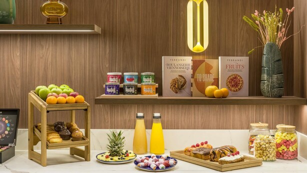 Un buffet de petit-déjeuner proposant une variété de fruits, de viennoiseries et de boissons.