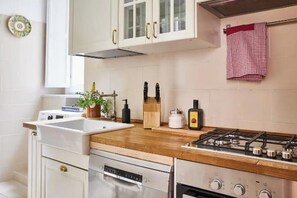 Een koelkast, een magnetron, een oven, een kookplaat