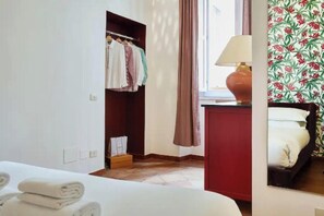 3 slaapkamers, een bureau, een strijkplank/strijkijzer, reisbedje