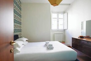 3 Schlafzimmer, Schreibtisch, Bügeleisen/Bügelbrett, Reisekinderbett