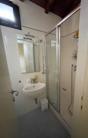 Shower, hair dryer, bidet, towels - Spacious holiday house with garden, 300m from the sea. (marina di pietrasanta)