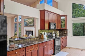 Fridge, microwave, oven, stovetop - Treetop - Serene,Centrally Located Forest Retreat (Del Monte Forest)