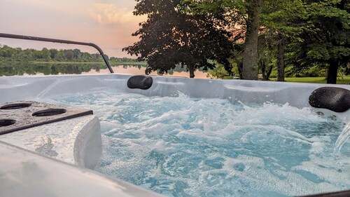 Water's Edge - hot tub - pet friendly