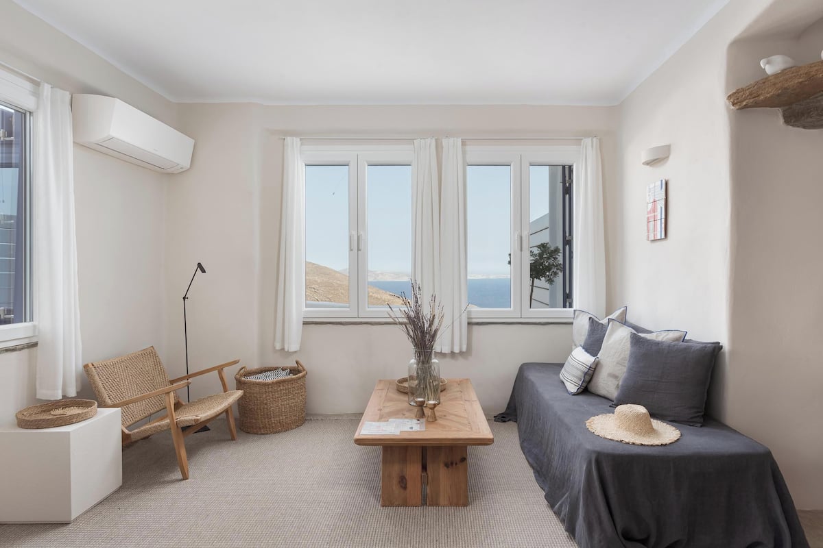 Comfort appartement, uitzicht op zee | Woonruimte | Een 40-inch plasmatelevisie met kabelzenders