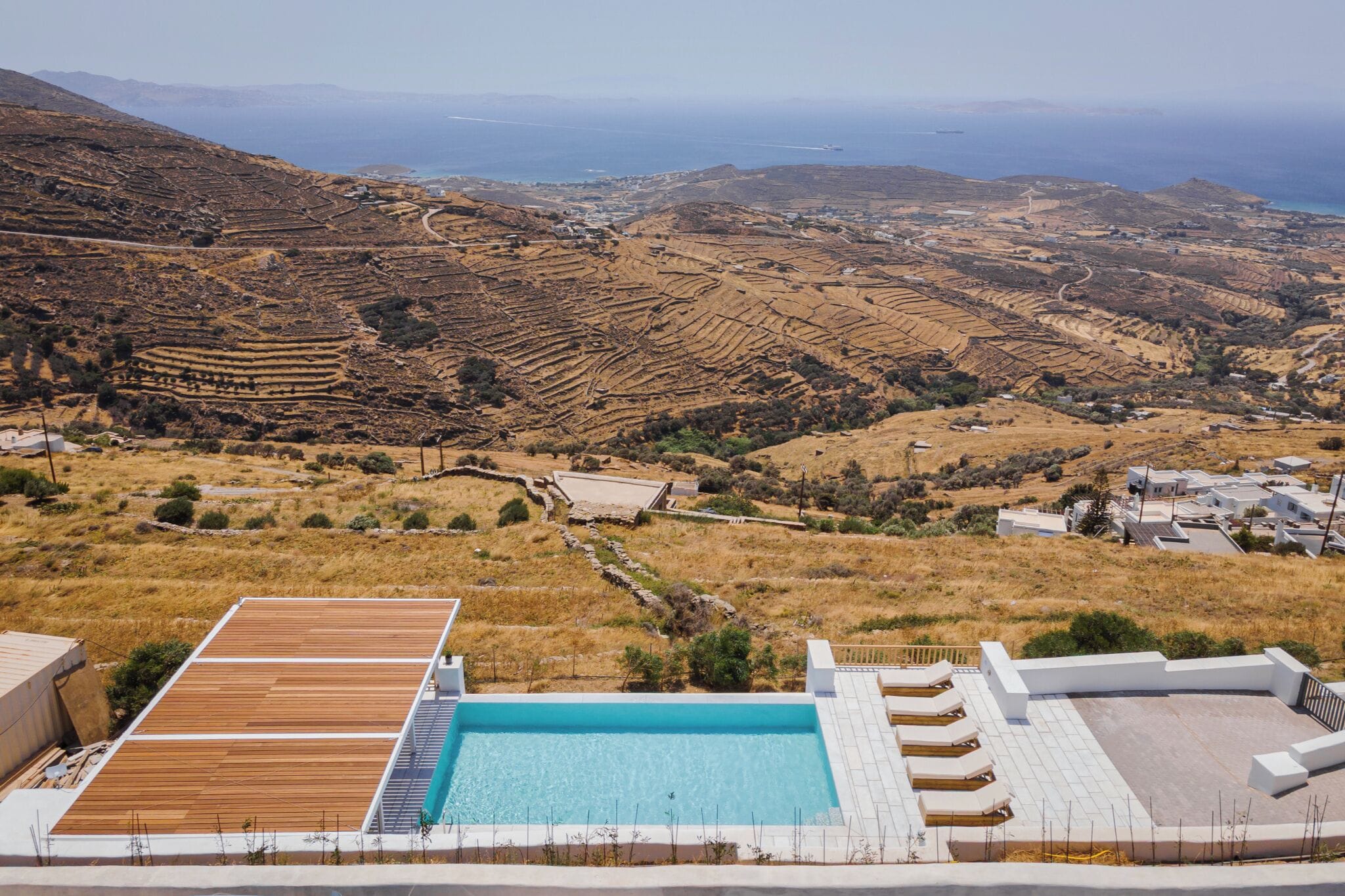 Zona de piscina con campos escalonados al fondo.