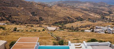 Zona de piscina con campos escalonados al fondo.