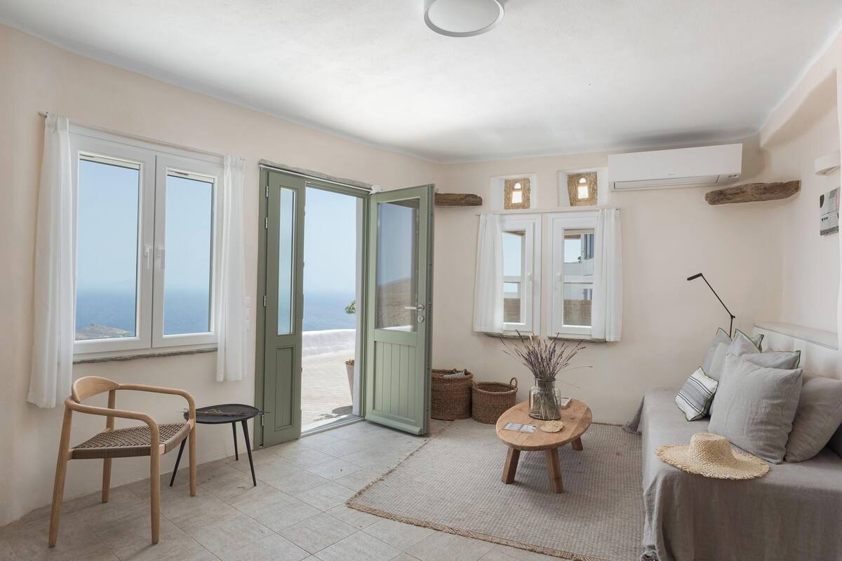 Apartamento conforto, vista para o mar | Área de estar | TV de plasma 40 polegadas com canais a cabo