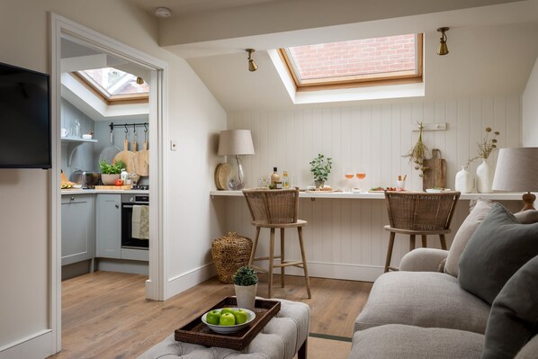 1 bedroom, desk, iron/ironing board, Internet - Charming Mews House in Historic Winchester (Winchester)