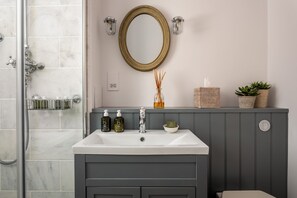 1 habitación, escritorio y tabla de planchar con plancha 