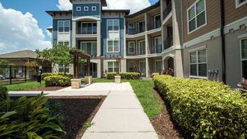 Vista frontal de la propiedad