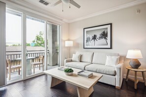 Leilighet, 2 soverom | Oppholdsområde | En 32-tommers TV med digitale kanaler