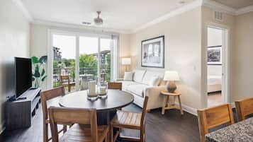 Apartment, 3 Bedrooms | In-room dining