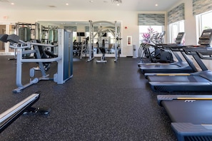 A gym with treadmills, weight machines, and free weights. - Amazing House Near the Parks (Kissimmee)