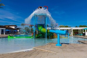 Ein Wasserpark mit einer großen Wasserrutsche und einem Poolbereich.