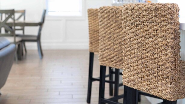 Un espace détente avec des chaises en osier et une table en bois.