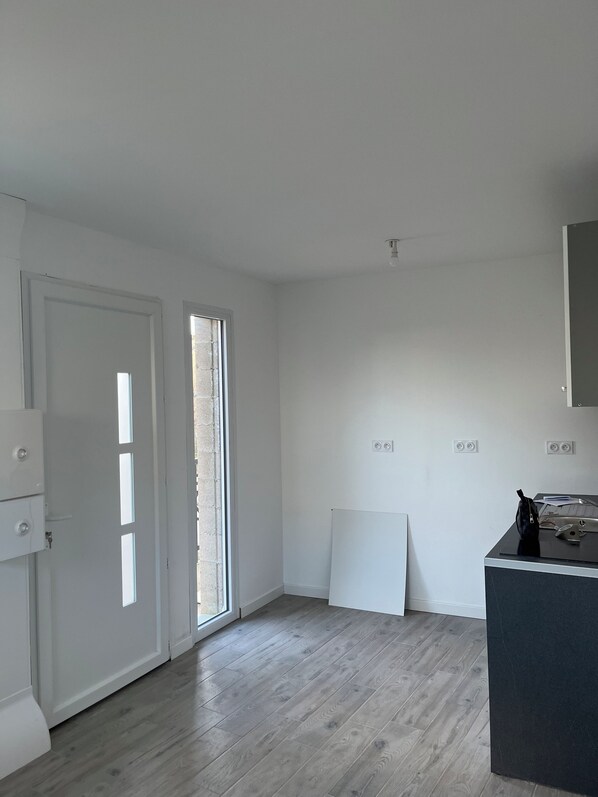 Interior - Appartement 1 Pièce Rénovée Avec Salle Deux Bain Clic Clac (Reims)