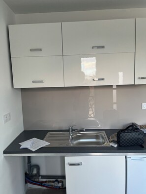 Private kitchen - Appartement 1 Pièce Rénovée Avec Salle Deux Bain Clic Clac (Reims)