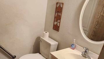 Dusj, hårføner, håndklær og såpe