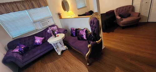 Cozy house with 1 bedroom and WiFi, AC, Huge Pool, 1 Acre Property Gym, Jacuzzi 