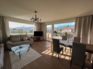 TV - Gemütliche, Voll Ausgestattete Ferienwohnung mit Balkon und Blick auf die Berge (Villach)