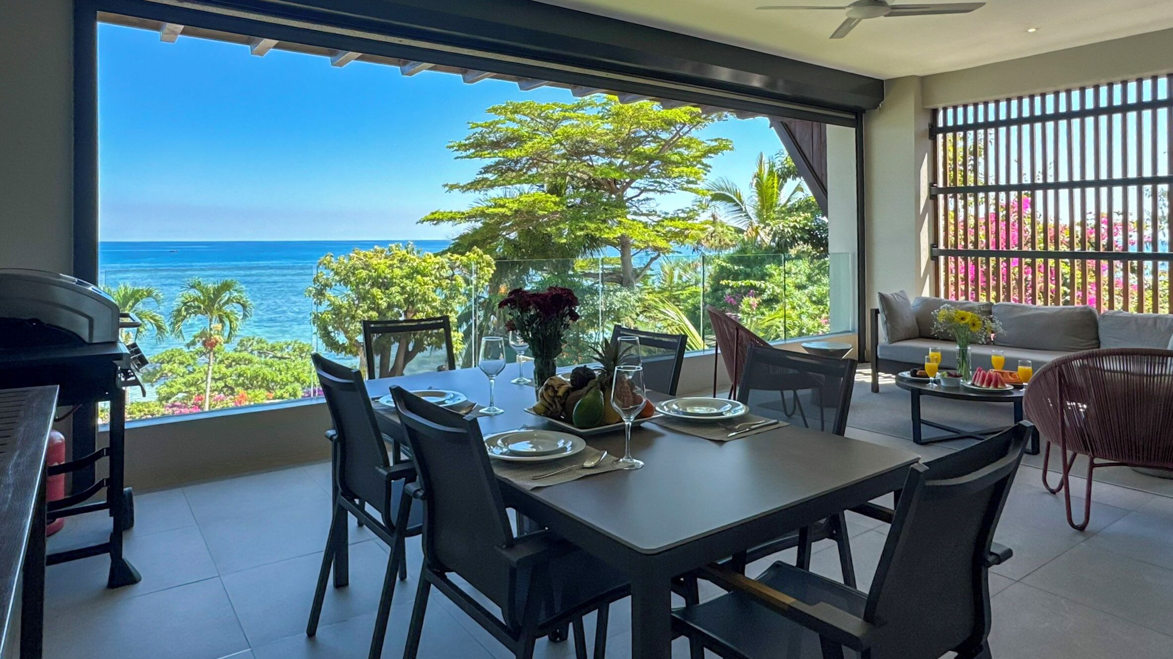 Un coin repas avec vue sur l’océan, un balcon avec une table et des chaises, et un canapé offrant également une vue agréable.