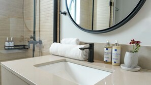 Douche, articles de toilette gratuits, sèche-cheveux