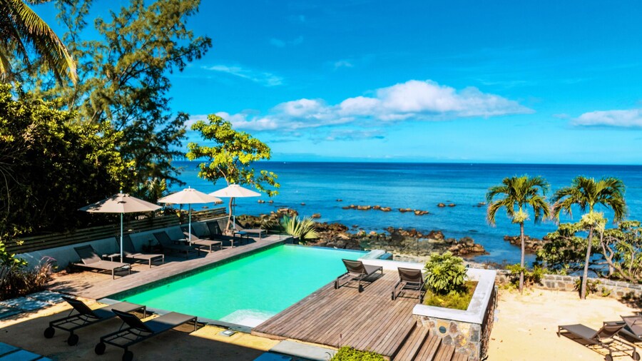 Beach and Mountain by Horizon Holidays