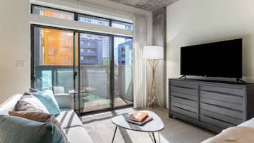 Studio, 1 Queen Bed | Living area