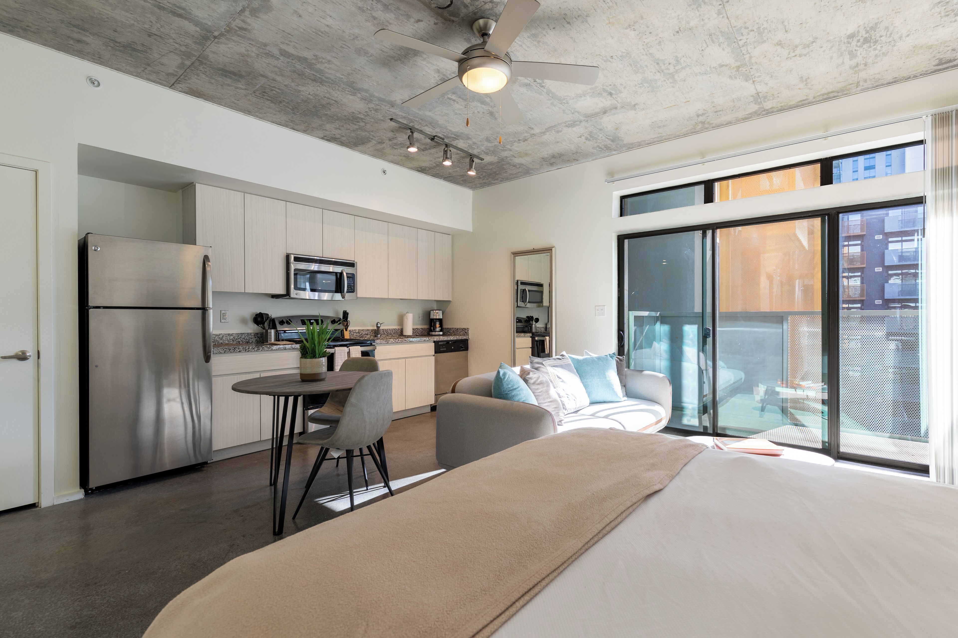Studio, 1 Queen Bed | Iron/ironing board, free WiFi, bed sheets