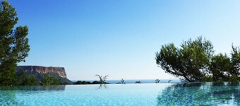 Appartement en rdc de villa à Cassis , vue mer exceptionnelle, piscine chauffée