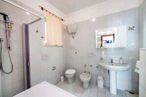 Douche, sèche-cheveux, bidet, serviettes fournies