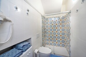 Dusj, hårføner, bidé og håndklær