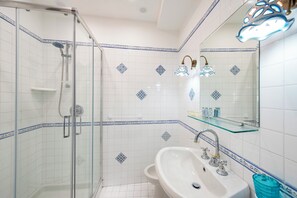 Dusche, Haartrockner, Bidet, Handtücher