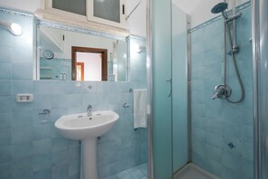 Dusche, Whirlpool, Haartrockner, Bidet