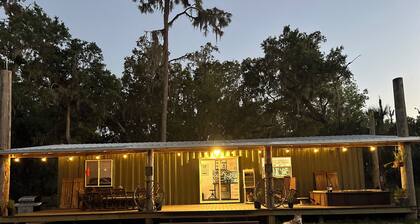 Beautiful Container Home in Lithia, FL for 4 people.