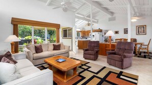 House, Multiple Beds (Hale Lani) | Living area