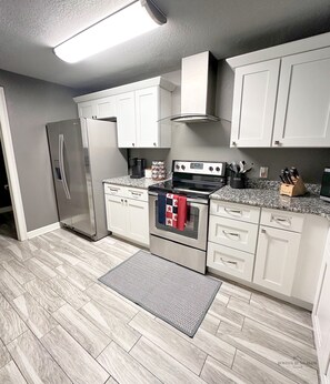 Kjøleskap, mikrobølgeovn, ovn og kokeplater