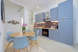 Fridge, oven, stovetop, coffee/tea maker