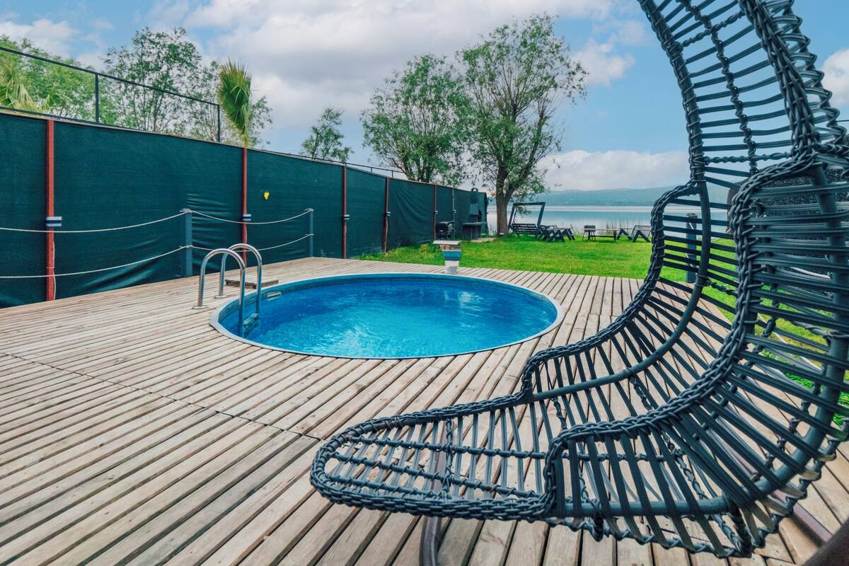 Deluxe Suite, Lake View | Bed sheets