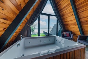 Deluxe suite, uitzicht op meer | Beddengoed
